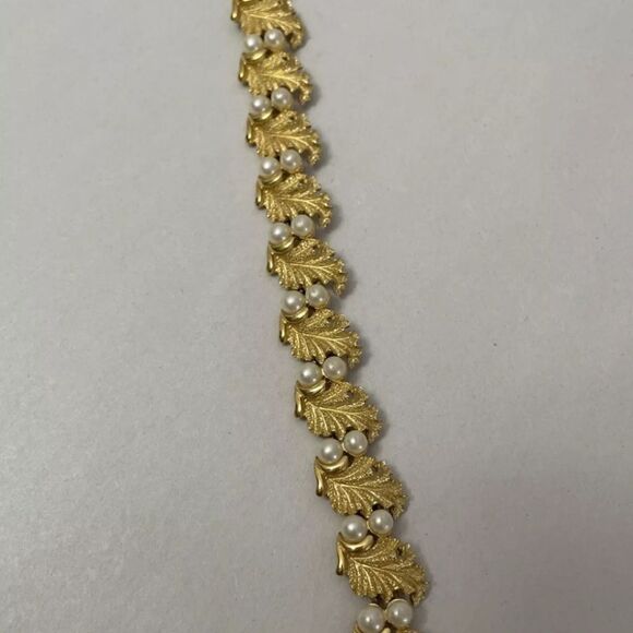 TRIFARI VINTAGE BRUSH GOLD LEAF & PEARL LINK BRACELET 1960s - Picture 3 of 8
